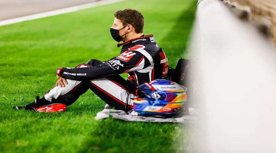 Grosjean recupera el casco de su impactante accidente en Bahrein 2020