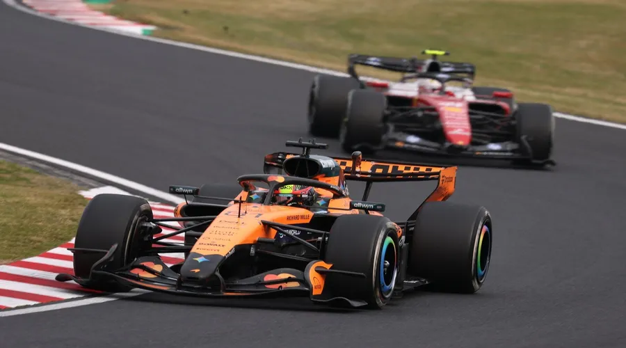 El duelo Hamilton-Norris en Suzuka revela desafíos clave del reglamento 2026